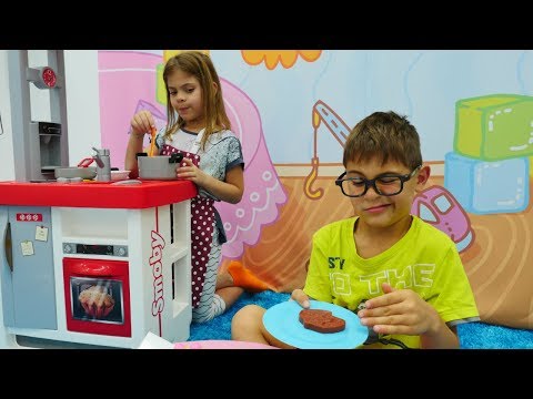 Fındık ailesi gerçek restoranda yemek yiyor