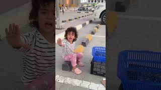 طفلة صغيرة تبيع البرتقال وسرقو منها الاولاد؟