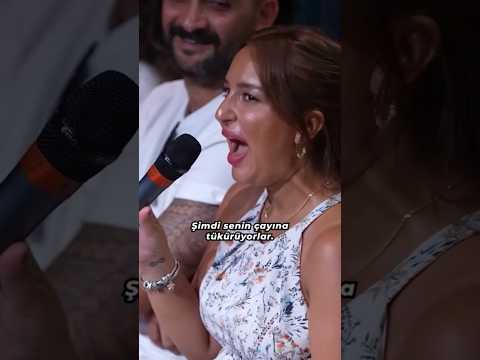Müdürün çayına tükürüyor
