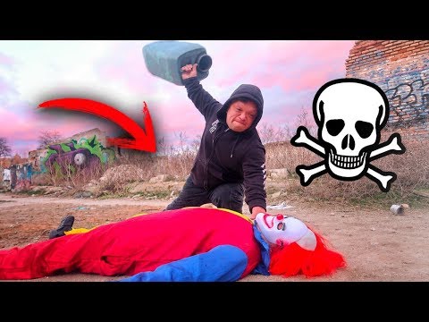 EL ENANO MAT4 AL PAYASO ASESIN0 !! *le quitará la mascara !?*