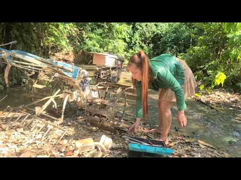 The mobile repair girl went to the farmer's field to repair the powerful harrow.| Chy By camping.