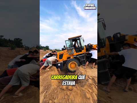 ESSA MULHER IMPRESSIONOU A TODOS AO DESATOLAR ESSA CARREGADEIRA DE DENTRO DESSE ENORME BURACO