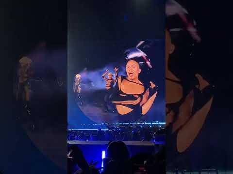 Best Screen View of ​⁠#beyoncé performing #purehoney in Toronto!