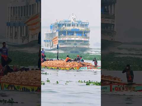ইটবোঝাই ট্রলারের সাথে ছুটে চলছে লঞ্চ