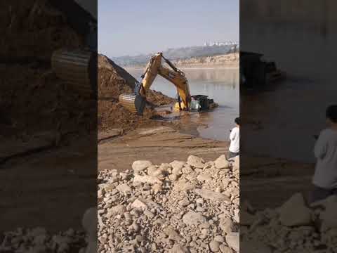 hoảng sợ máy xúc chìm trong bùn lầy #shorts