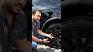 ¿Cómo le cambio la llanta al Tesla? —Hoy cumple un año ¿Algún día probaremos estos chicharrones?