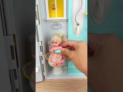 Barbie REALLY Needs To Go To The Bathroom RIGHT NOW!