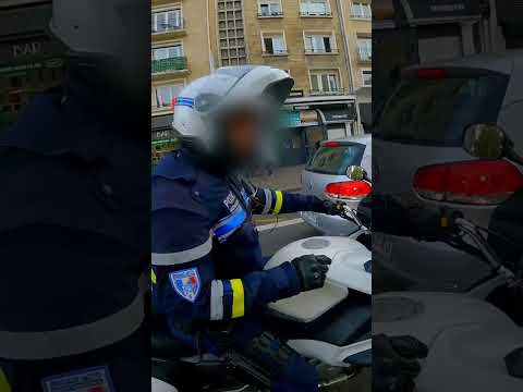 Il refuse mon cadeau ! 👮‍♂️ #shorts #police #viral