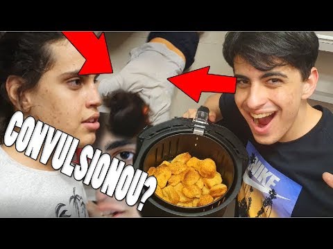 TROLLEI MEU IRMAO EMPANANDO OS NUGGETS DELE