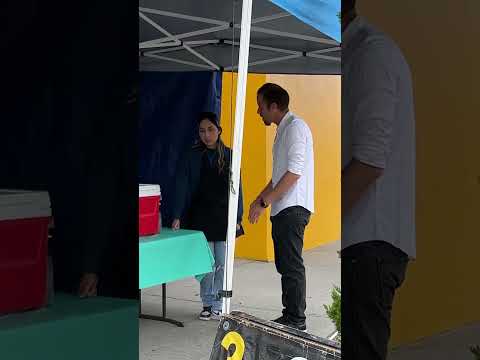 Me rechazó por vender tamales hasta que vio mi BMW
