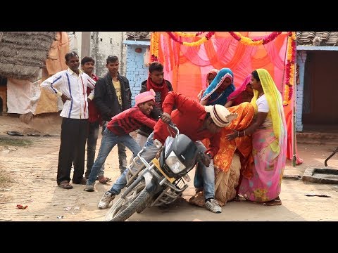 बहुत तेजी से वायरल हो रहा है इस दूल्हे का वीडियो, जो दहेज़ में मिली बाईक नहीं चला पाया -Aap Ka Video
