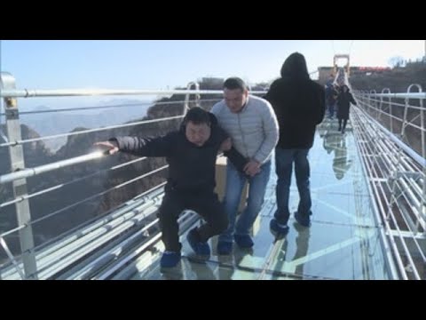 China inaugura el puente de cristal más largo del mundo, de 488 metros