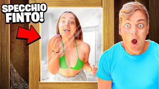 HO COSTRUITO UNO SPECCHIO FINTO PER SPIARE DANI E I NOSTRI AMICI IN PISCINA!