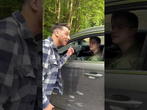 Il écoute ma musique dans sa voiture et je le surprend ! 😂