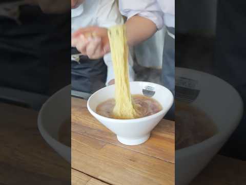 築地で日本一細い麺が特徴のラーメンを食べる #shorts