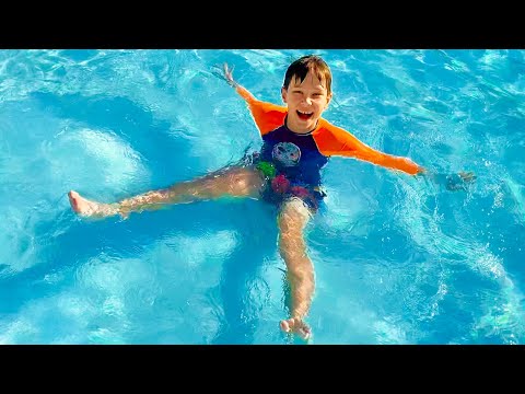 Katy y Max juega juegos de agua