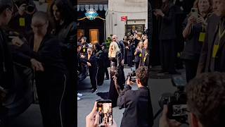 🙋‍♀️Cher waves to the crowd before heading to Met Gala.
