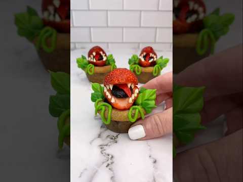 Audrey II 🩸💚 “Feed me Seymour!” 🍓🪴 Little Shop of Horrors cookie pots 👀 #shorts #cakedbyrach