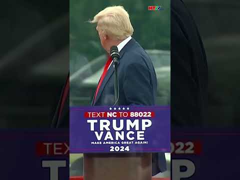 Tân Tổng thống Mỹ Donald Trump được bảo vệ bằng kính chống đạn khi vận động tranh cử ngoài trời