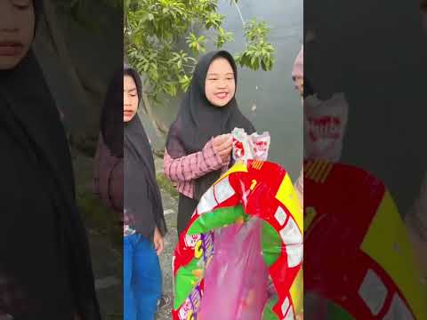 KUMPULAN VIDEO KOMEDI NGAKAK KOCAK @SitihodijahTV | BUNDA DIJAH BAGI BAGI PERLENGKAPAN SEKOLAH