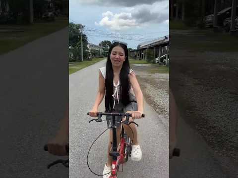 The girl rides a bicycle very well.그 소녀는 자전거를 매우 잘 탄다.#funny
