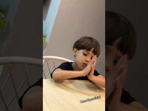Essa criança quase não ganhou mesasa