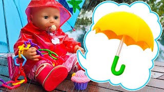 🌧️👧 ¡A Annabelle le Encanta Caminar Bajo la Lluvia y Saltar en los Charcos!