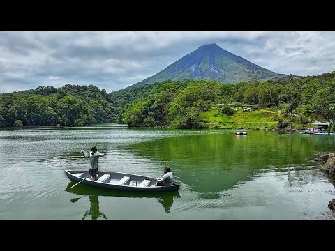 Pescando Hermoso Lago Debajo de un Volcán en Costa Rica!