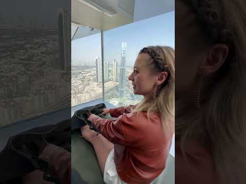 Scivolo in un tunnel di vetro nel grattacielo #skyviewsobservatory #funny #lol