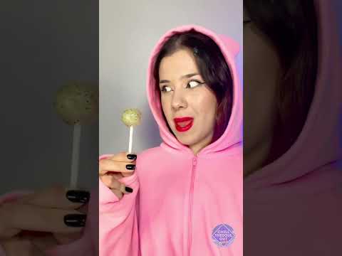 أوه! من وضع شعر الإبط على مصاصة الحلوى الخاصة بي؟! 😱🍭 #مقرف #مزحة #مضحك