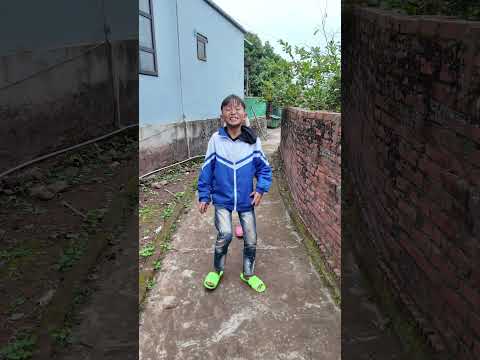 Tìm kiếm chiếc dép đã mất cho cậu bé | Search for the lost slipper for the boy #shorts