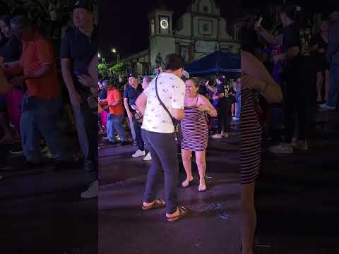 Este bailarin sacando sus pasos prohibidos al escuchar el buen ritmo campirano.