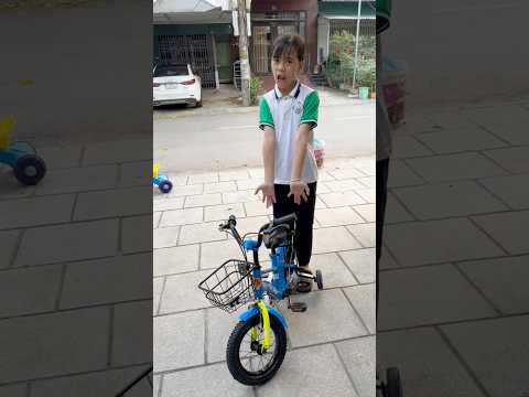 Người mẹ khó tính chọn xe cho cô bé.#shorts