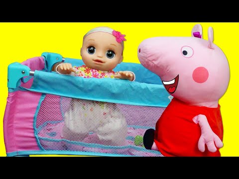 Un lettino da giochi per la bambola Baby Alive! Video per bambini con i giocattoli di Peppa Pig