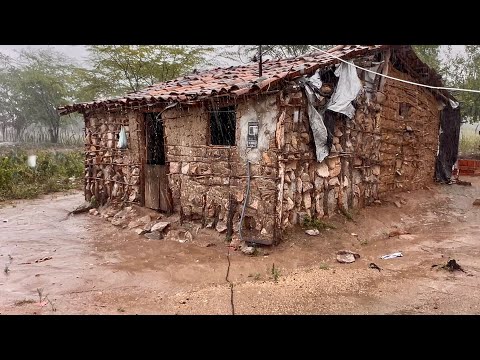 CHUVA NA CASA DE PEDRAS, ALMOÇO NA ROÇA E ENTREGANDO AS PORTAS DAS CASAS  NOVAS