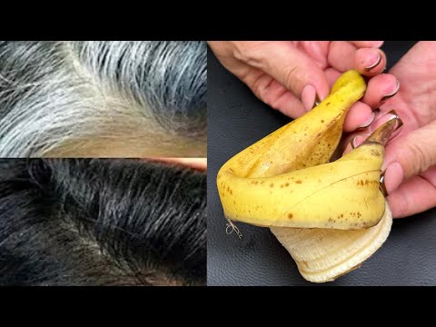 Großmutters graues Haar begann schwarz zu werden. Ihre Haare sehen aus wie in ihrer Jugend.