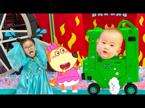 Cam Cam đưa em Táo đi nhà bóng, gặp gấu bông siêu to khổng lồ