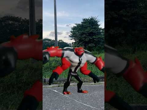 Se convierte en 4 brazos de Ben 10