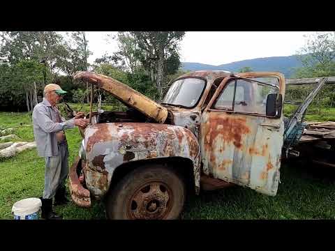VEJA QUE CAMINHÃO ANTIGO ESSE VOVÔ TÊM 👉e funciona ainda 😲
