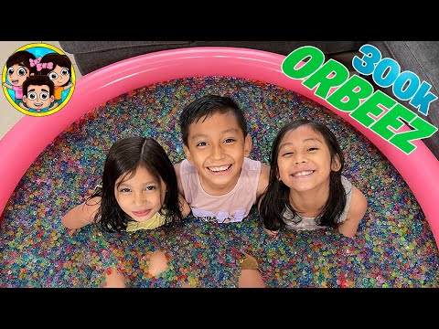 LLENAMOS NUESTRA ALBERCA DE ORBEEZ | Guzmancitos