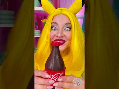 Coca-cola asli atau kue Coca-cola raksasa? Pikachu & Sonic bertarung habis-habisan! 🥤🎂⚡