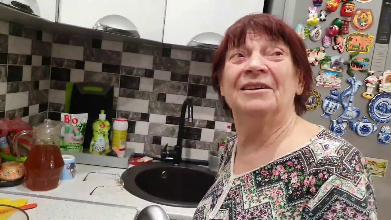 Мама накормила вкусным борщом