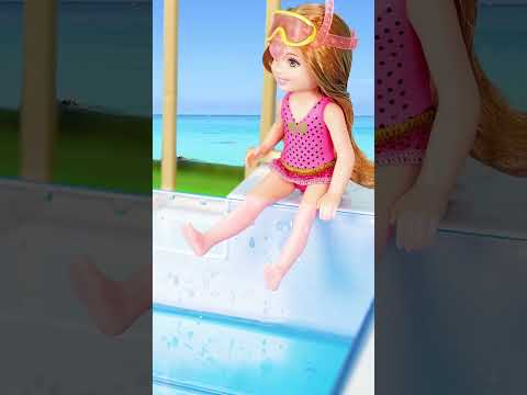BARBIE se divierte en la PISCINA de RAINBOW HIGH ⛱ Parte 2 😸 Cat Juguetes #barbie #barbiedoll #short
