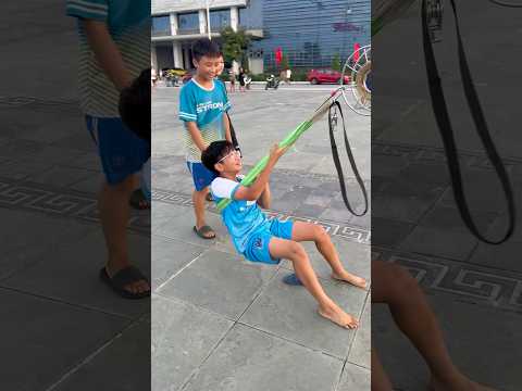 Thả diều nghệ nhân nhí kéo lướt trên sân cực hay..#layangan #patang #kiteflying #layanglayang #kite
