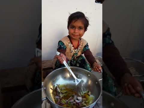 आज मम्मी घर पर नही है, बच्ची ने बनाया खाना
