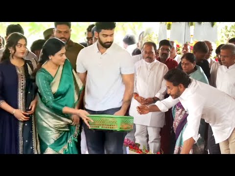 YS Sharmila And YS Jagan Unexpected Incident At YSR Ghat | YS Raja Reddy | YS Vijayamma |QubeTV News