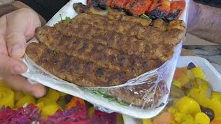 كباب لحم عراقي سفري مع المقبلات والطماطم المشوية