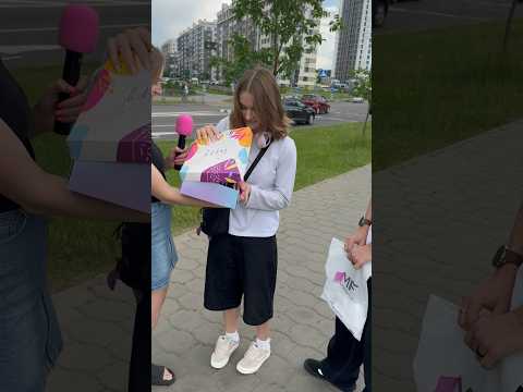 ДАРИМ ПОДАРОК  ПРОХОЖИМ