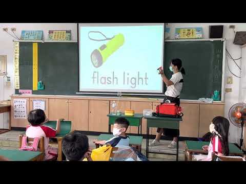 二年級生活雙語 緊急救難背包 - YouTube
