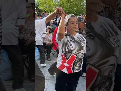 Se lucen bailando!😎💃🏻🕺🏻#plaza #baile #pachuco #chihuahua